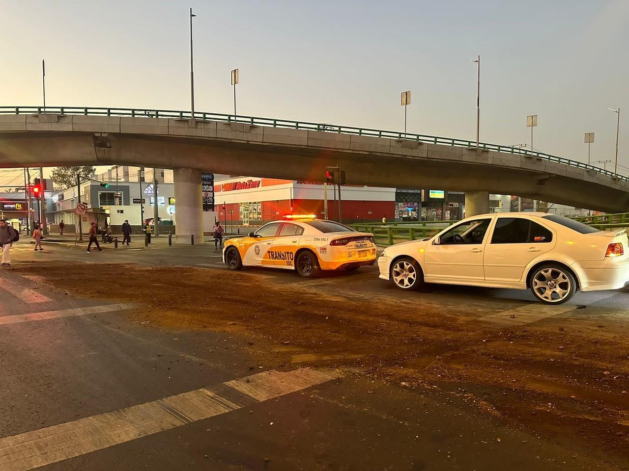 La vialidad de los carriles laterales de la calzada Ignacio Zaragoza al oriente se mantuvo cerrada por más de 40 minutos. Foto: Ramón Ramírez.