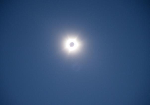 Eclipse solar sorprende a ciudadanos en Australia