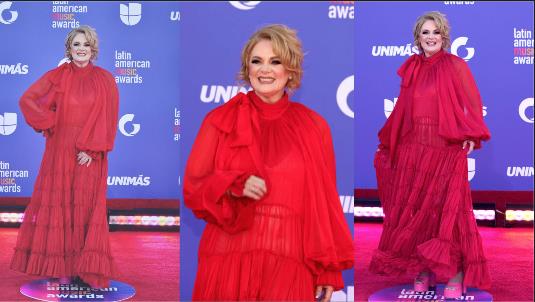 Erika Buenfil lució tras su paso por la alfombra roja de los LatinAMAs un vestido del diseñador Carlos Pineda. Fotos. Captura Twitter