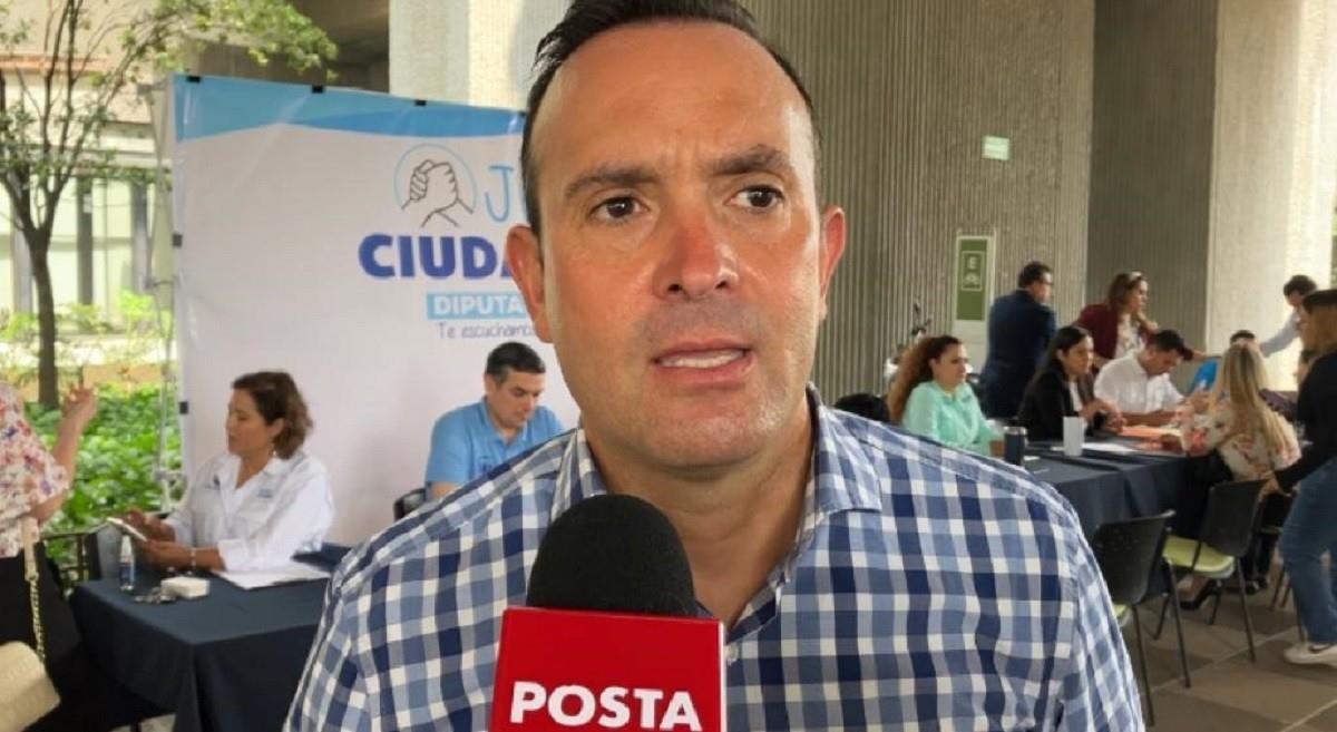 El coordinador de la bancada del PAN, Carlos de la Fuente, destacó que en la primera edición de los Jueves Ciudadanos atenderán a todos los ciudadanos que requieran algún tipo de ayuda. Foto: Armando Galicia