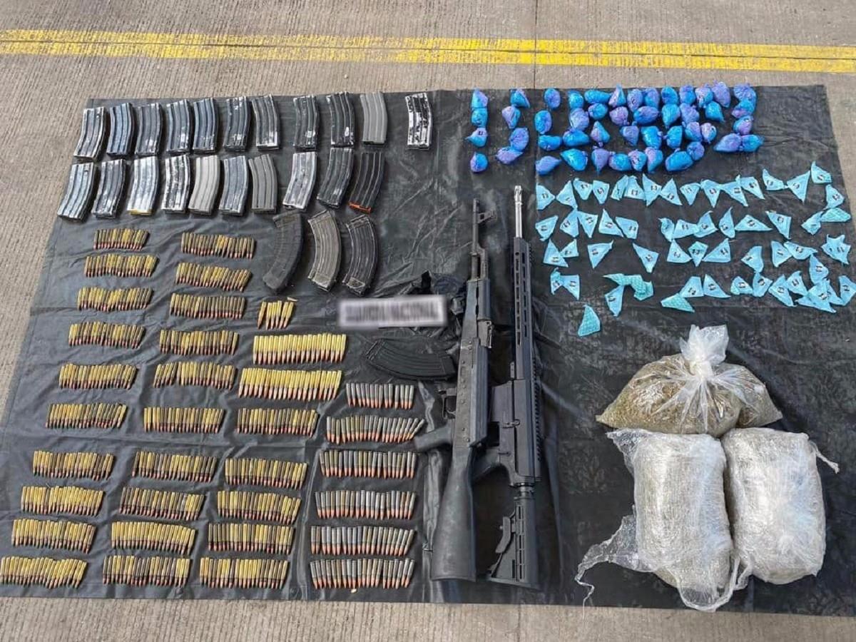 Asegura Guardia Nacional vehículo, armas y droga en Jiquilpan, Michoacán