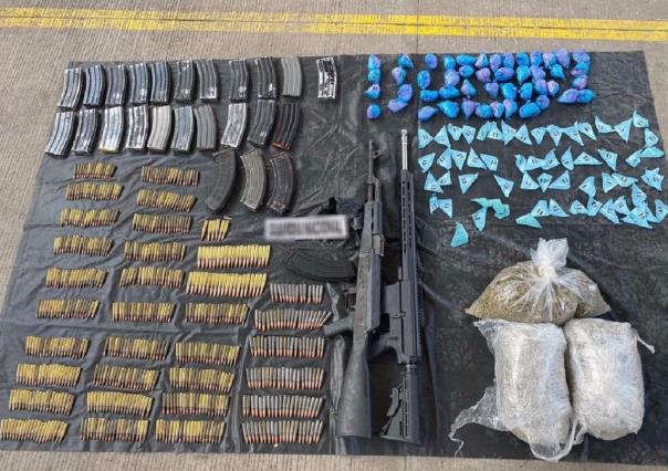 Asegura Guardia Nacional vehículo, armas y droga en Jiquilpan, Michoacán
