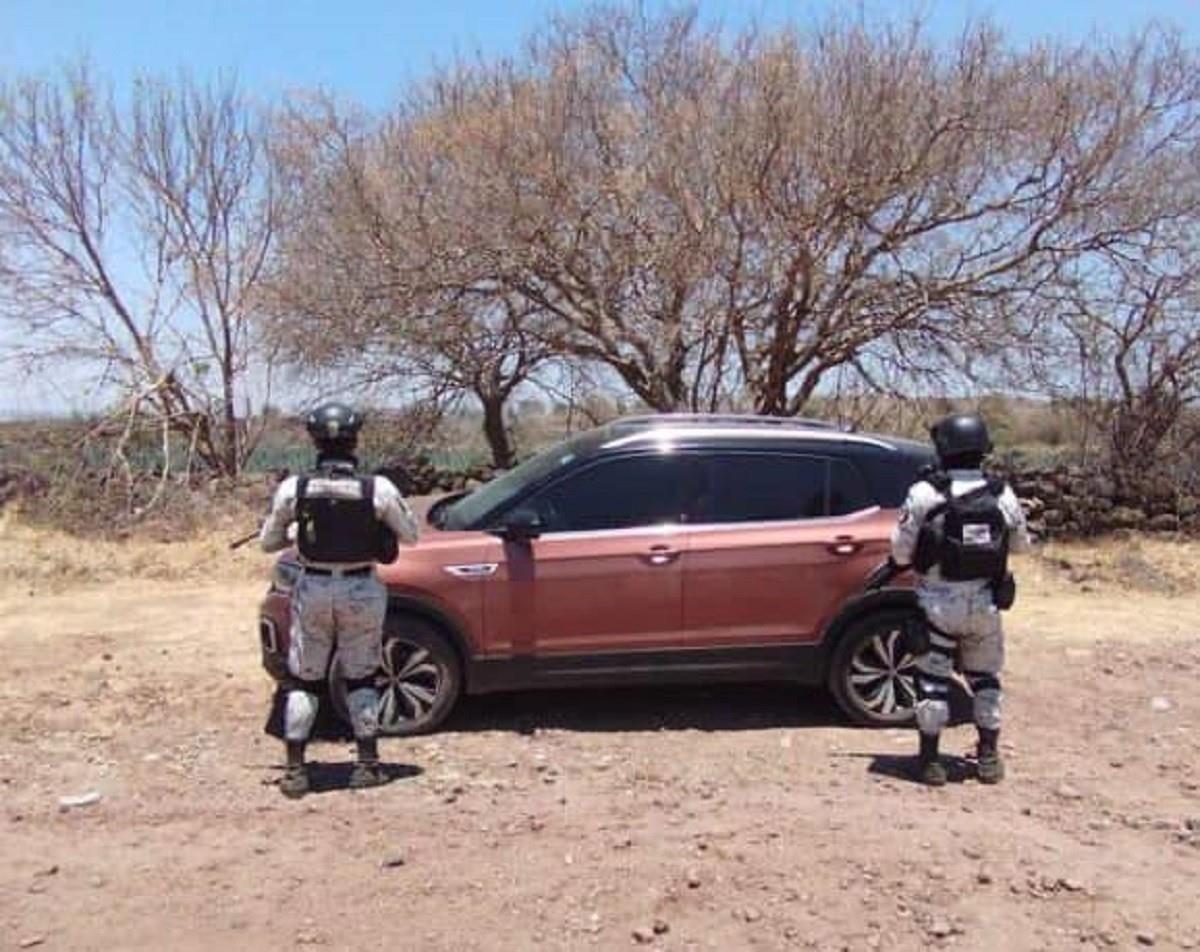 Asegura Guardia Nacional vehículo, armas y droga en Jiquilpan, Michoacán