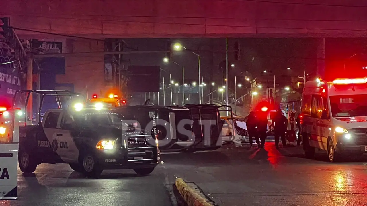 Quienes llevaron la peor parte fueron los policías de la unidad 224 estatal, ya que quedó volcada. Foto: Raymundo Elizalde.