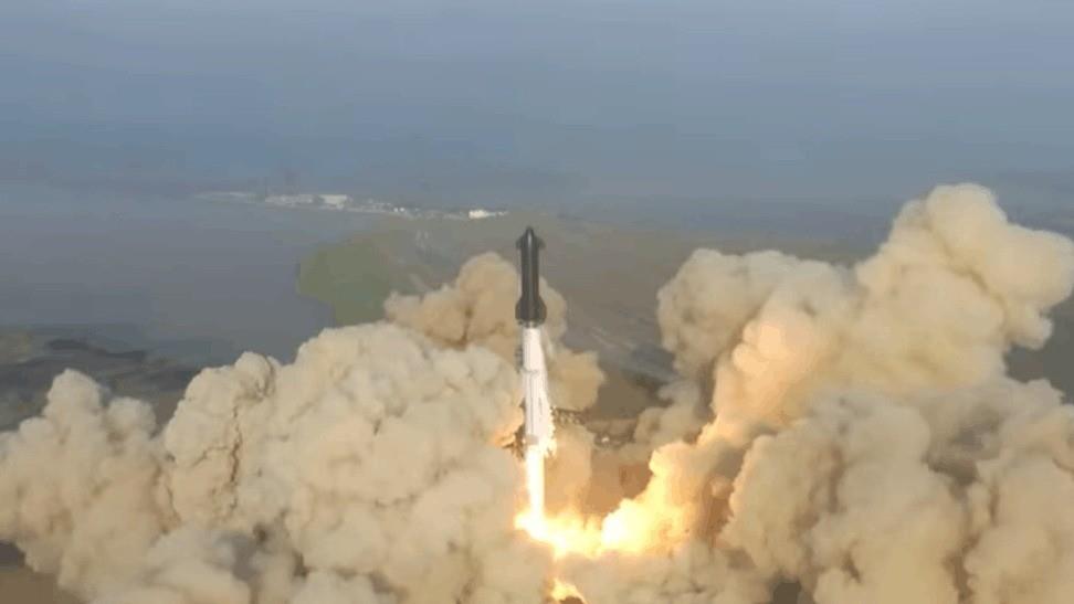 Aproximadamente dos minutos y medio después del despegue, el cohete propulsor Super Heavy gastó la mayor parte de su combustible y se separó de la nave espacial. Foto: Youtube SpaceX