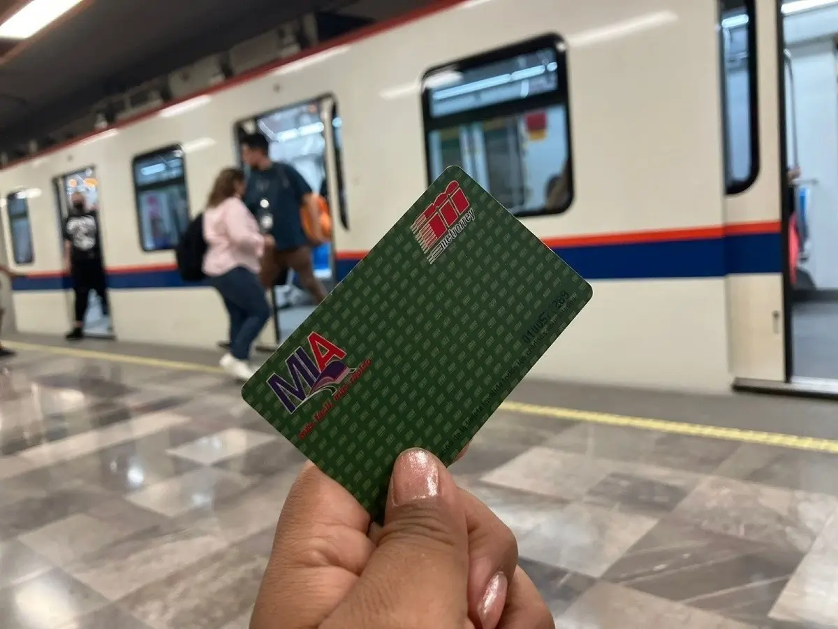 Los usuarios han denunciado que ahora tienen que trasladarse más lejos para recargar las tarjetas o que incluso han tenido que adquirir una extra al no poder usar la Feria como antes. Foto: Carolina León