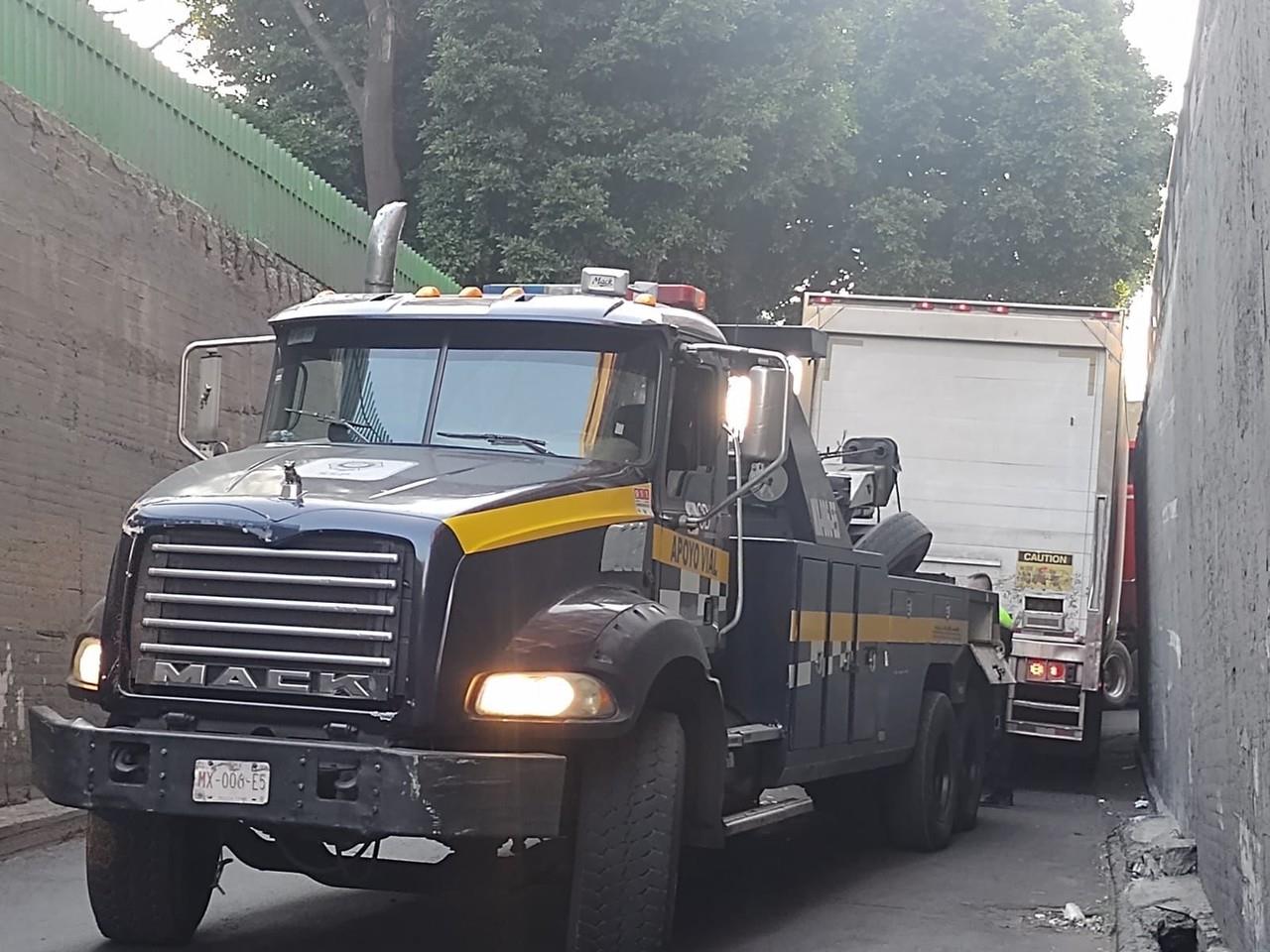 Debido a las maniobras, se tuvieron que realizar cortes a la circulación desviando a los automovilistas que querían incorporarse a calzada San Antonio Abad. Foto: Ramón Ramírez.