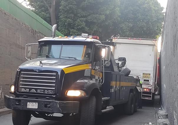 Se atora tráiler cargado con toneladas de papa abajo de un puente