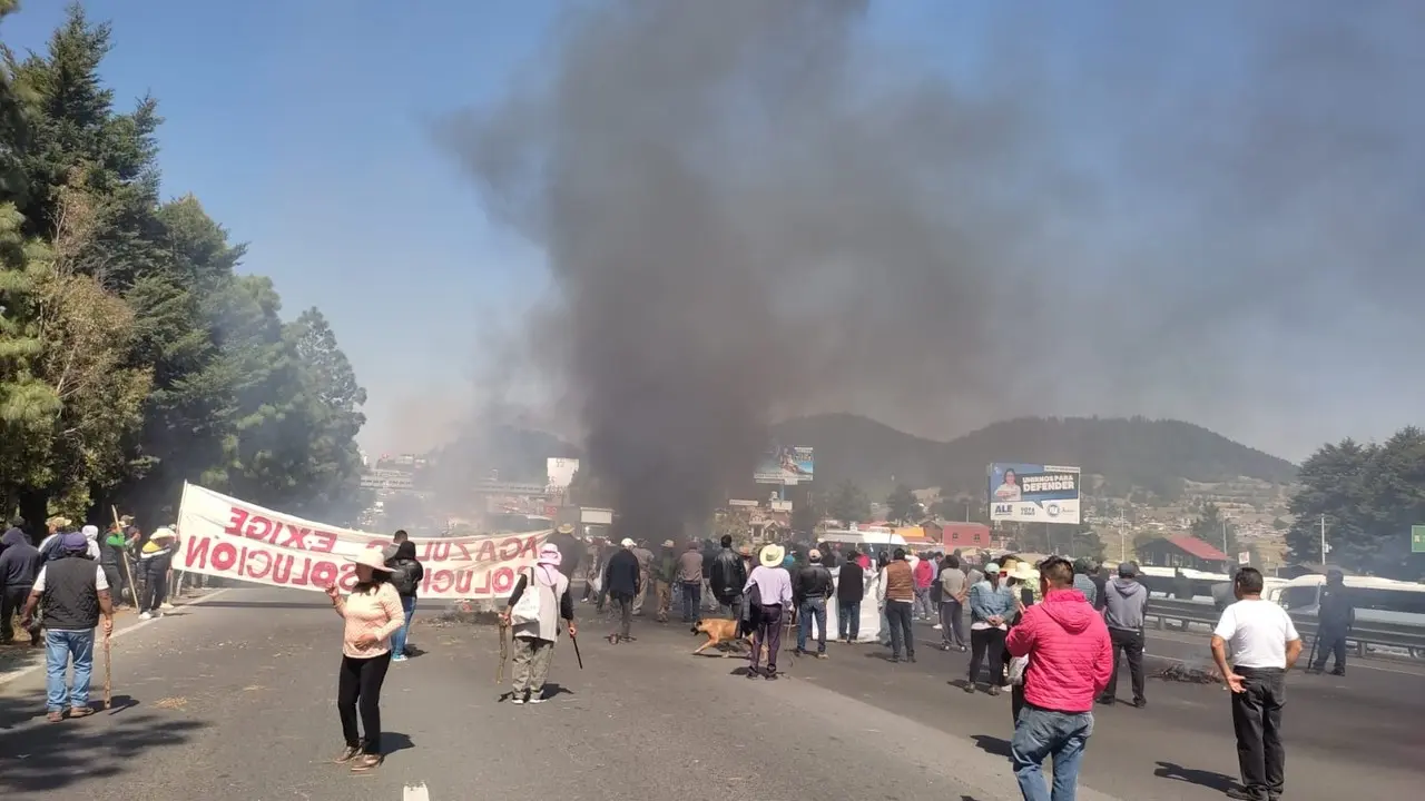 Comuneros cerraron la carretera México-Toluca y protagonizaron un enfrentamiento. Foto: Iván Macías