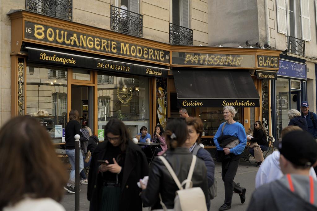 El enorme éxito de la serie de Netflix Emily in Paris ha transformado una plaza tranquila de la capital francesa en un imán para turistas. (Foto AP/Thibault Camus)