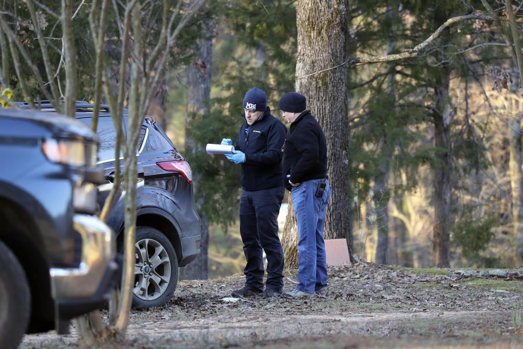 En esta fotografía del viernes 17 de febrero de 2023, agentes policiales examinan el lugar donde ocurrió un tiroteo, en Arkabutla, Mississippi. (AP Foto/Nikki Boertman, archivo)