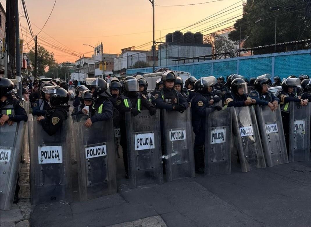 La diligencia duró poco más de dos horas, tiempo en el que estibadores y personal de gobierno estuvieron laborando para desalojar a los presuntos invasores. Foto: Ramón Ramírez.