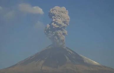 Amanece con explosiones el volcán Popocatépetl