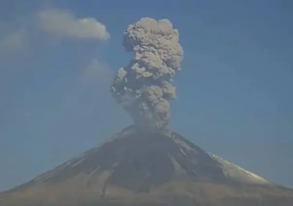 Amanece con explosiones el volcán Popocatépetl