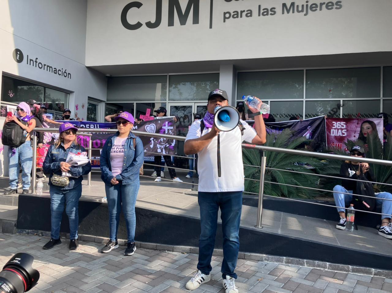 Al tener el apoyo de colectivas feministas, quienes realizaron un sin fin de pintas en las paredes del centro de justicia, Mario Escobar volvió a pedir la renuncia de la Fiscal. Foto: Carolina León