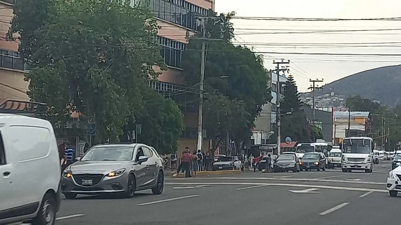 Una presunta bolsa con ropa, habría sido la causa de las sospechas de las autoridades, por lo que un grupo especial de la policía estatal revisó el paquete. Foto. Especial.