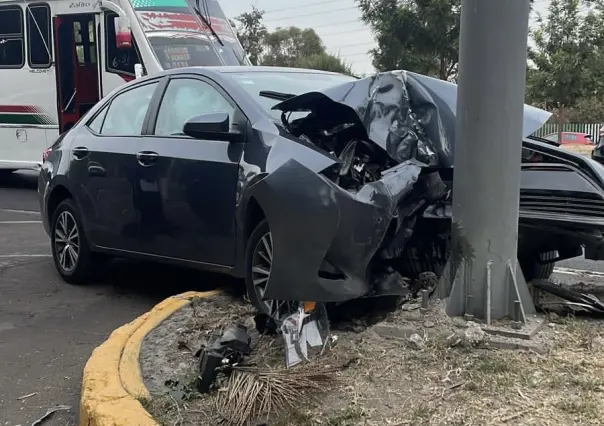 Conductor pierde control y choca contra poste en Insurgentes Norte, CDMX