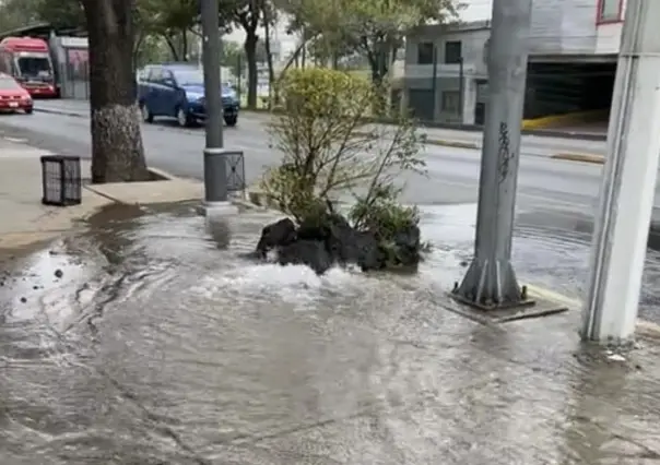 Fuerte fuga de agua afecta a peatones y automovilistas en Tlalpan