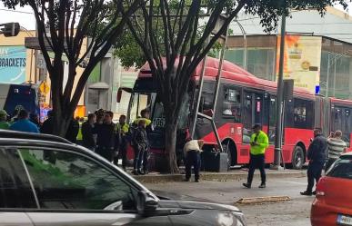 Choca Metrobús en Insurgentes; chofer se queda dormido