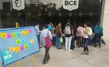 Hacen trueque de libros en la biblioteca Fray Servando Teresa de Mier