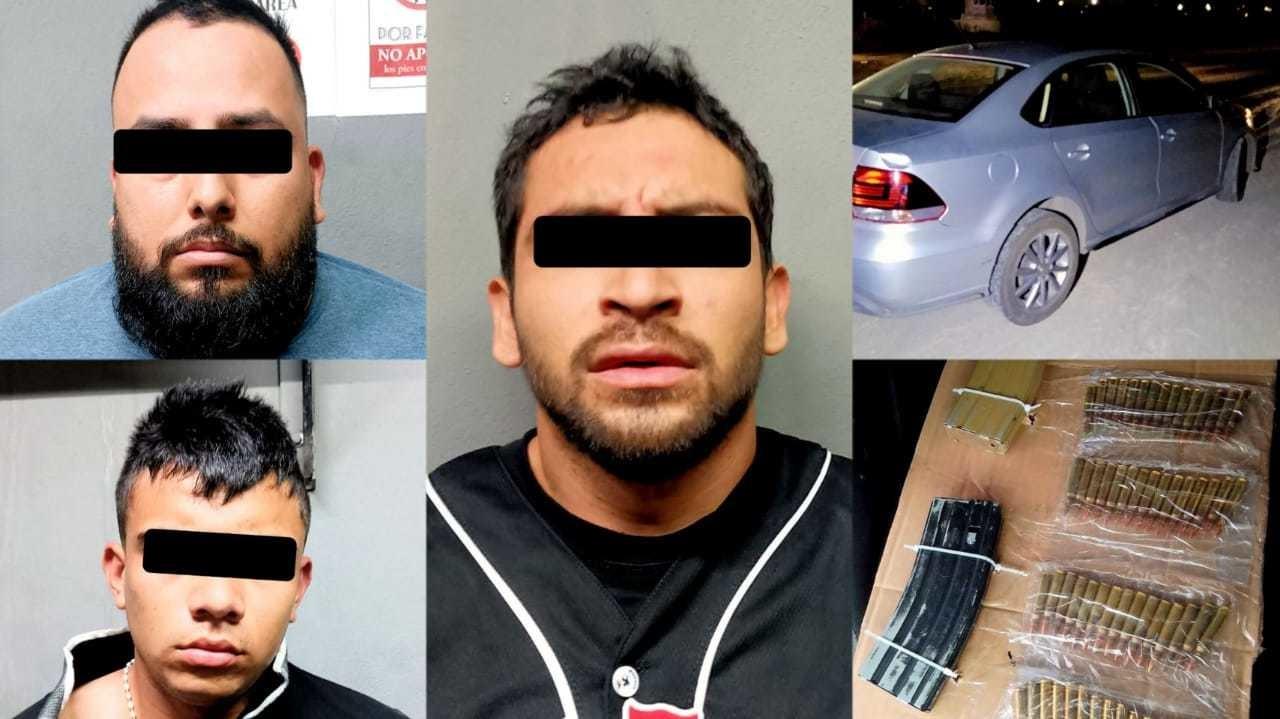 Policías de Apodaca detuvieron a tres hombres que viajaban en un automóvil portando dos armas largas. Fotos. Cortesía