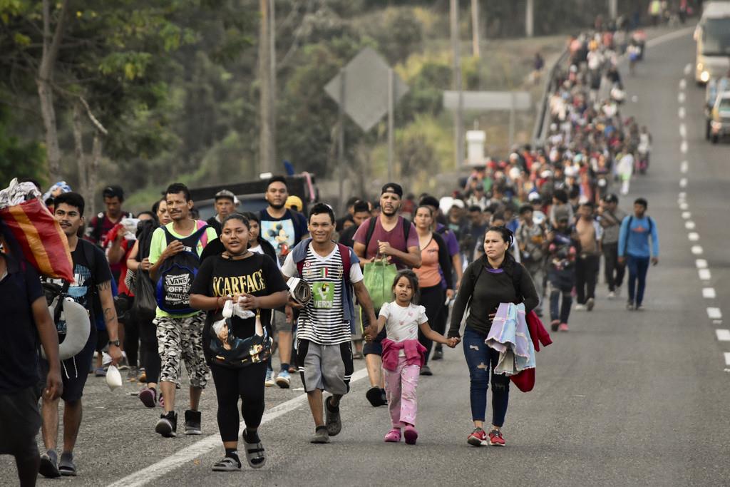 Alrededor de 3.000 iniciaron la caminata antes del amanecer en el segundo día de la marcha en protesta para pedir el final de los centros de detención de migrantes como el que se incendió el mes pasado, dejando 40 migrantes muertos. (AP Foto/Édgar H. Cleme