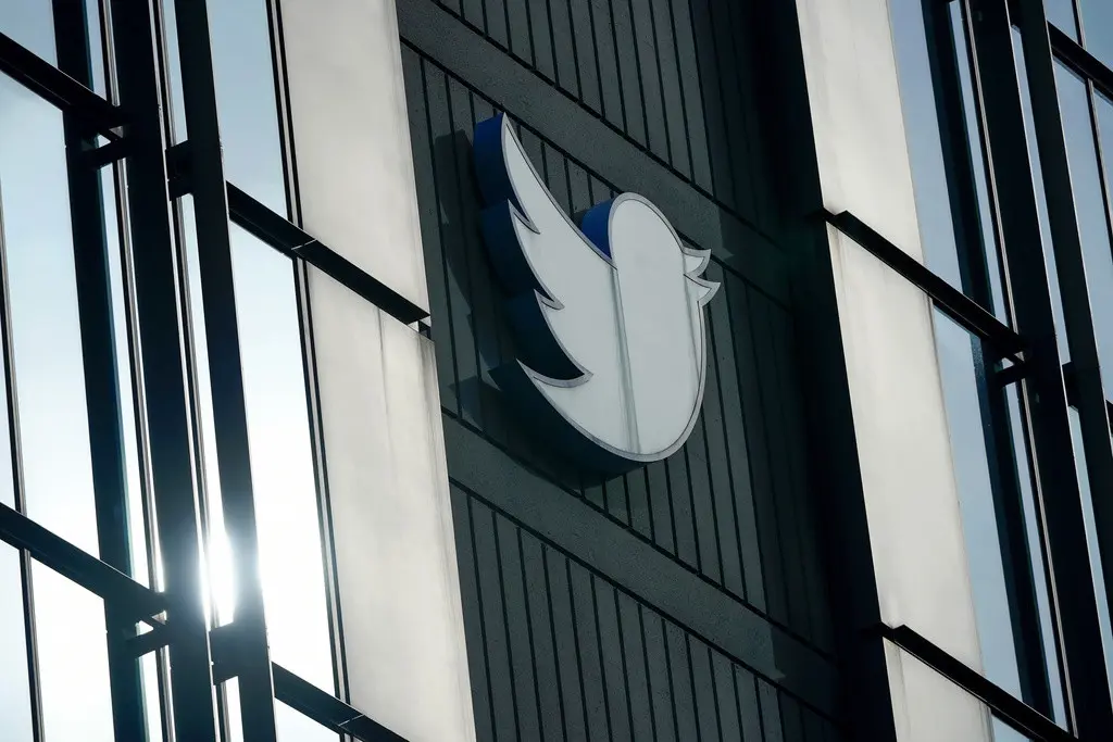 Un logotipo de Twitter afuera de las oficinas de la compañía en San Francisco, el 19 de diciembre de 2022. (AP Foto/Jeff Chiu, Archivo)