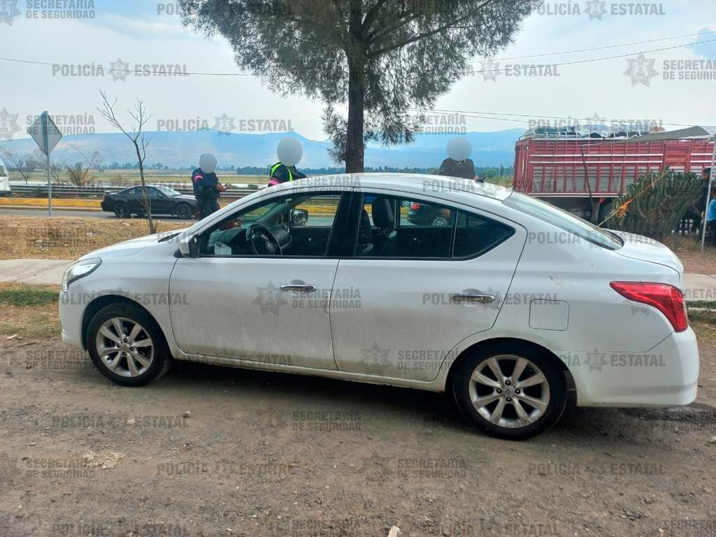 Detiene la policía a dos hombres y recuperan automóvil con reporte de robo