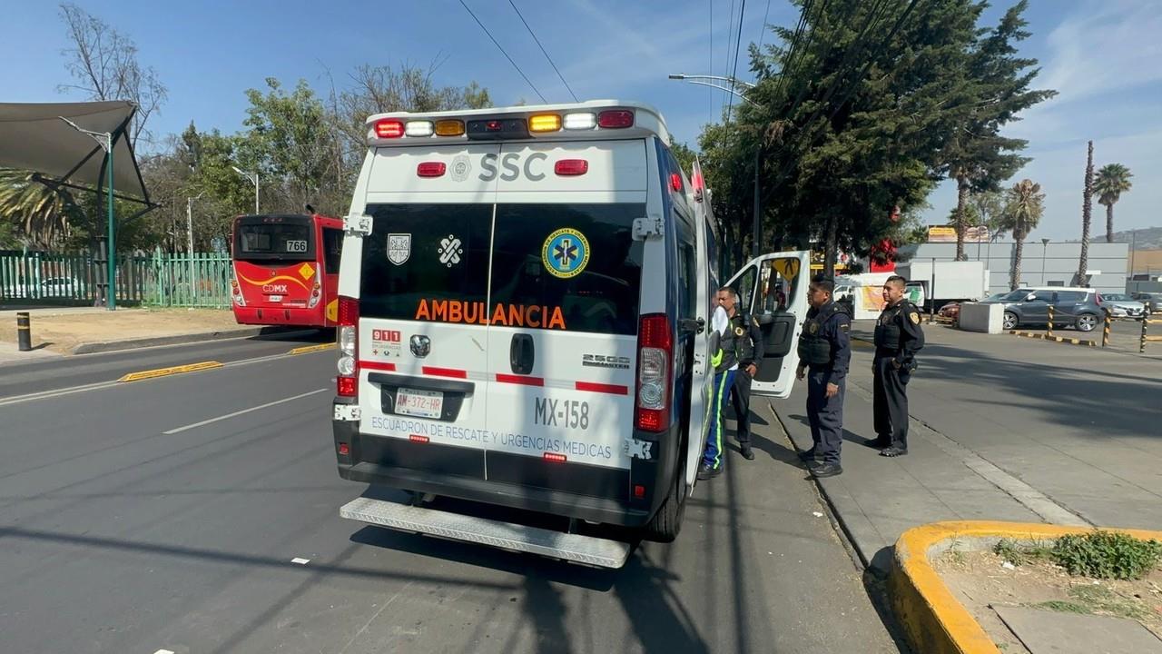 El hecho ocurrió entre Gran Canal y Eduardo Molina en la colonia DM Nacional, un elemento del sector Pradera descendía de su unidad y por error, se le disparó su arma de cargo. Foto: Ramón Ramírez.