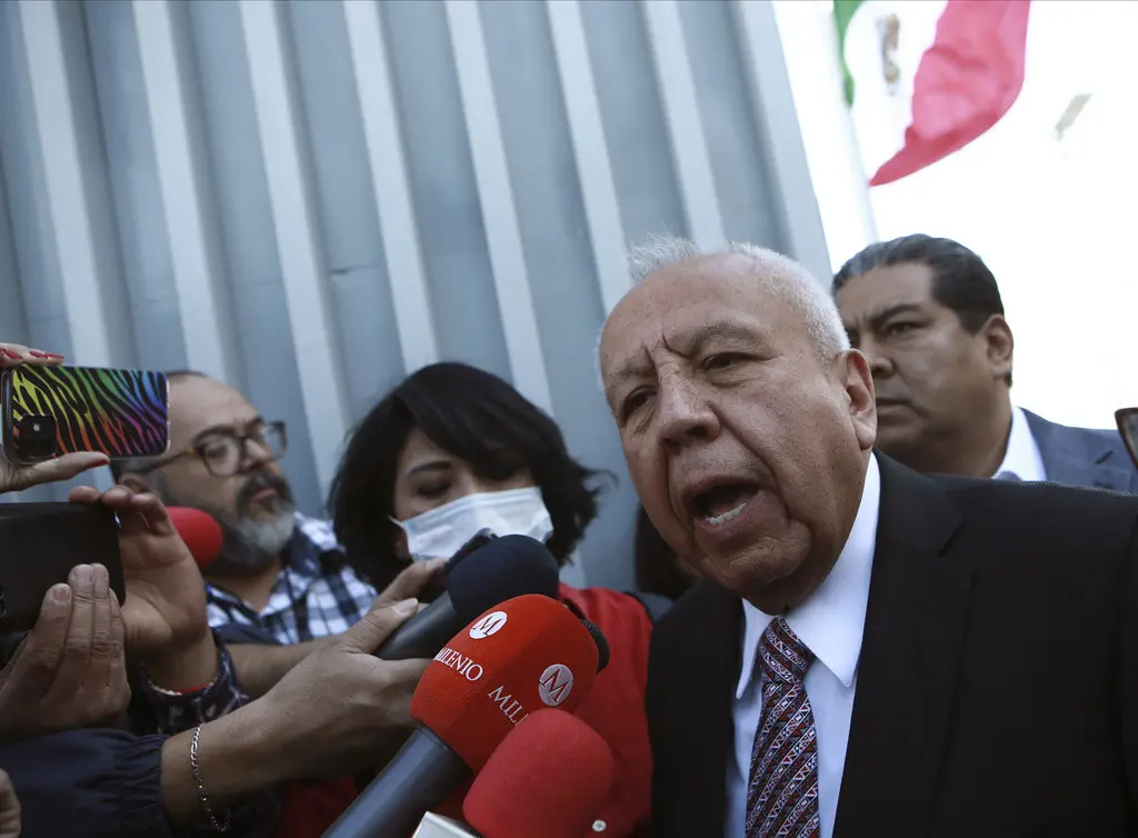 El titular del Instituto Nacional de Migración de México, Francisco Garduño, habla con la prensa al llegar a la corte en Ciudad Juárez, México, el viernes 21 de abril de 2023. (AP Foto/Christian Chavez)