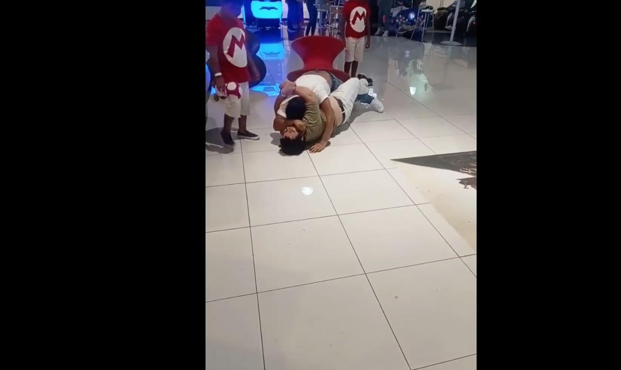 Los pequeños solo miraban el agarrón a golpes que protagonizaron sus padres, incluso uno de ellos se acerca a la trifulca y con su muñeco de peluche intenta separarlos. Foto: Twitter @LuisZepeda