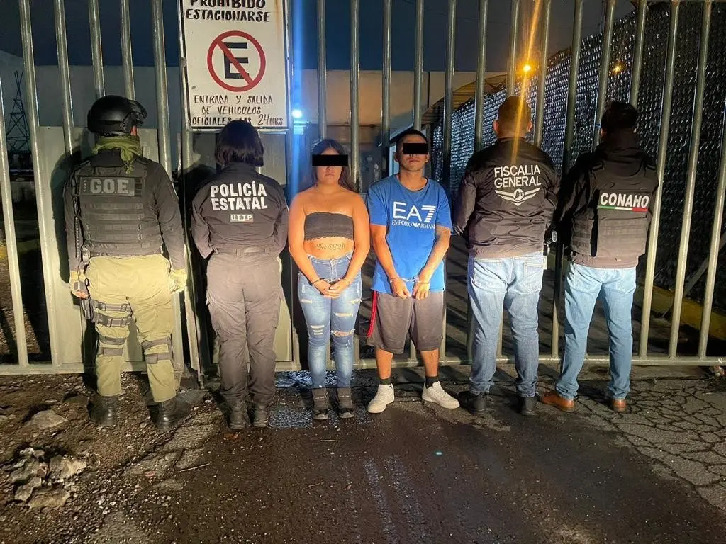 José N y Laura N fueron detenidos por policías estatales y federales en Chimalhuacán; los acusan de haber asesinado a una pareja a balazos. Foto: Fiscalía General de Justicia de Edomex.
