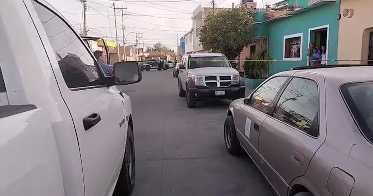 Vecinos de la calle Panteón reportaron a las autoridades que los tripulantes de un vehículo compacto, color blanco, habían sufrido un ataque armado desde otro vehículo en movimiento. Foto: El Sol de Zacatecas.