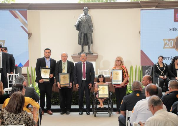 Reconocen en Escobedo a ciudadanos ejemplares con Medalla al Mérito Cívico