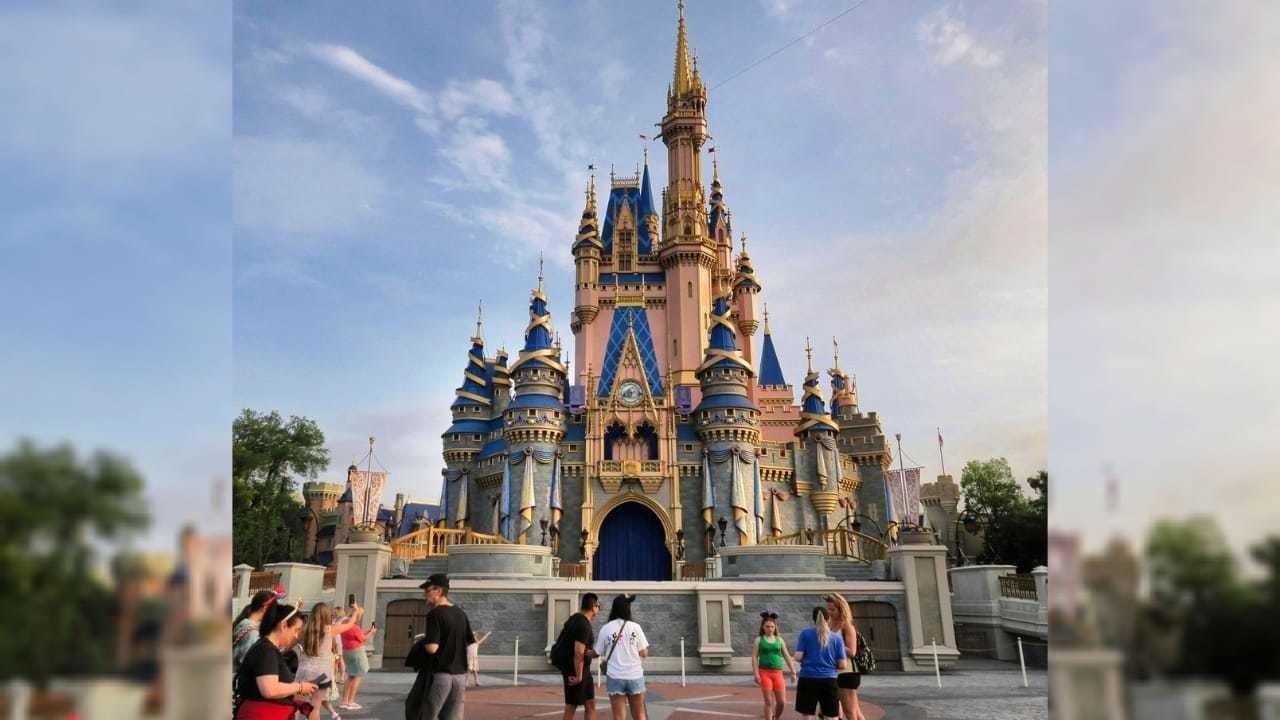 El Castillo de Cenicienta en Magic Kingdom, en Walt Disney World, en Lake Buena Vista, Florida, el lunes 3 de abril de 2023. (Joe Burbank/Orlando Sentinel vía AP)