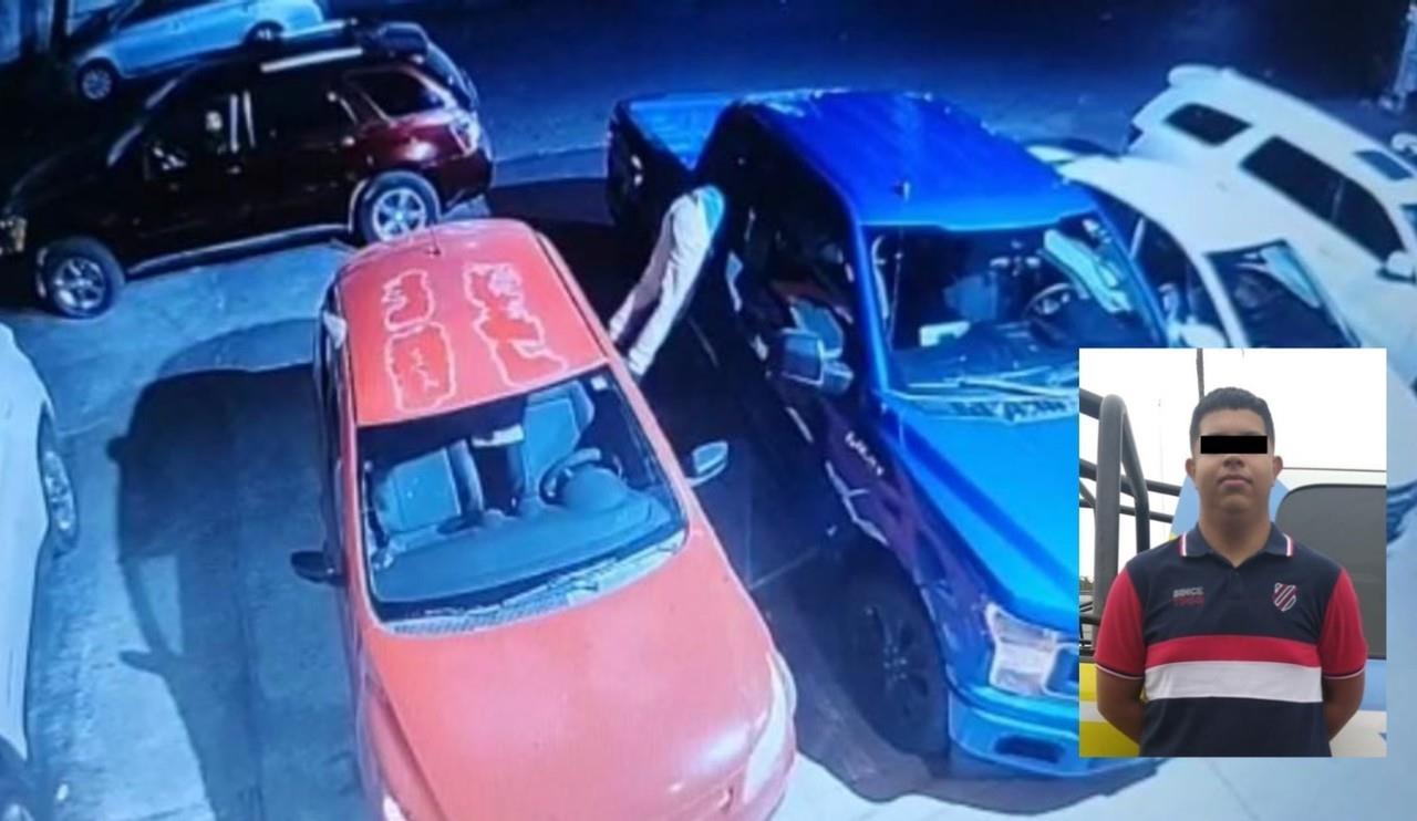 En un video que llegó a POSTA, se ve la camioneta estacionarse, un hombre desciende del asiento trasero, con un objeto para romper el vidrio de un vehículo estacionado y sustraer una mochila y luego huir. Foto: Especial.