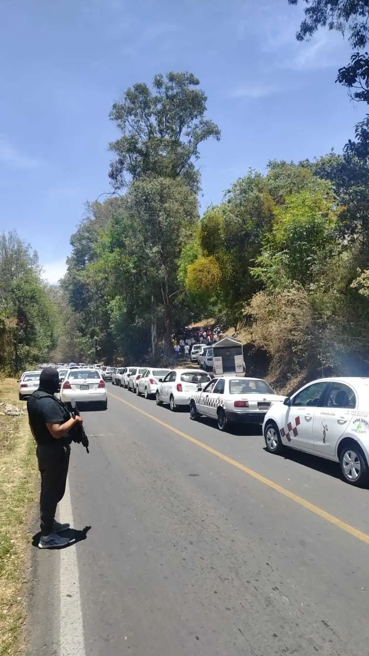 Un grupo de taxistas agredió, retuvo e intentó quemar a 13 policías de la FGJEM en Coatepec Harinas, dos permanecen hospitalizados. Foto: Cortesía