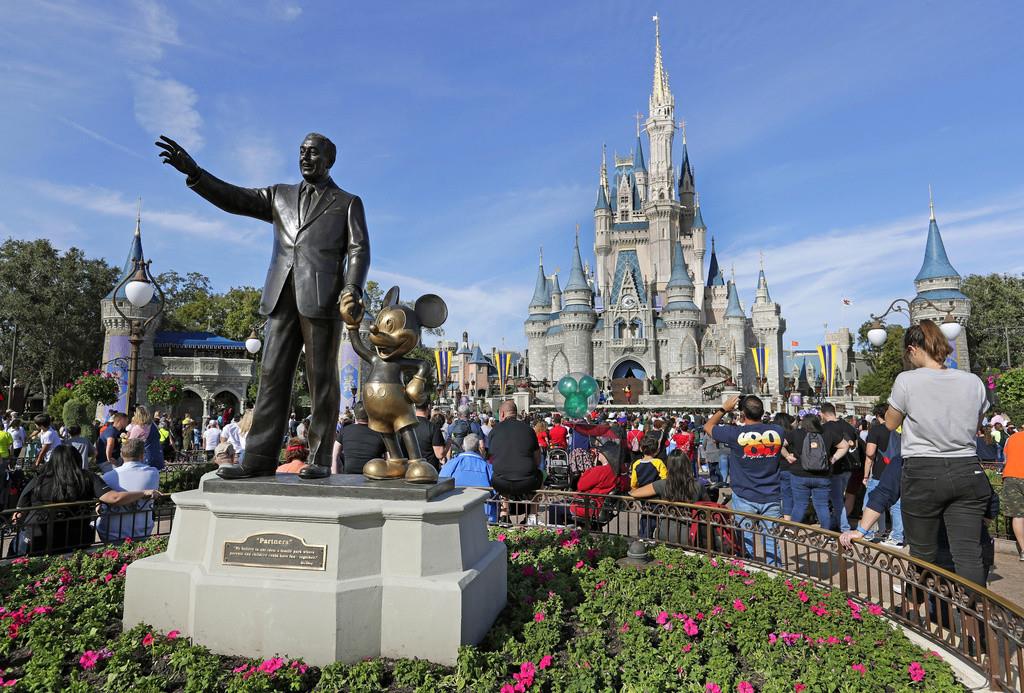 Una estatua de Walt Disney y Mickey Mouse frente al Castillo de Cenicienta en el parque de Magic Kingdom en Walt Disney World, en Lake Buena Vista, Florida, el 9 de enero de 2019. (AP Foto/John Raoux, Archivo)