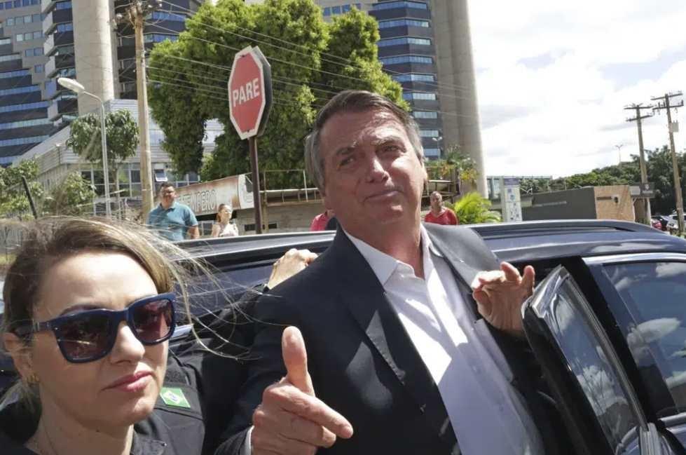 El expresidente brasileño Jair Bolsonaro arribó a la sede de la Policía Federal. FOTO. AP