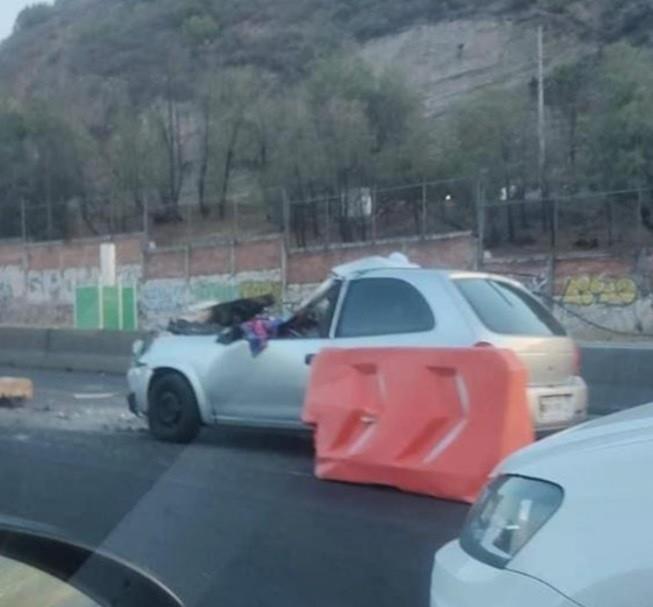 Según testigos, el vehículo compacto circulaba a exceso de velocidad en el carril derecho. Foto: Iván Macías.