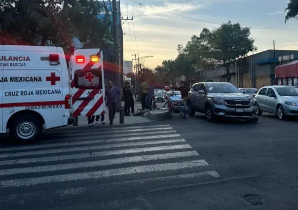 Motociclista se pasa el alto y choca contra camioneta en Iztacalco