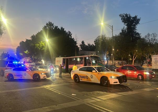 Choca motociclista contra auto y termina lesionado en Iztapalapa