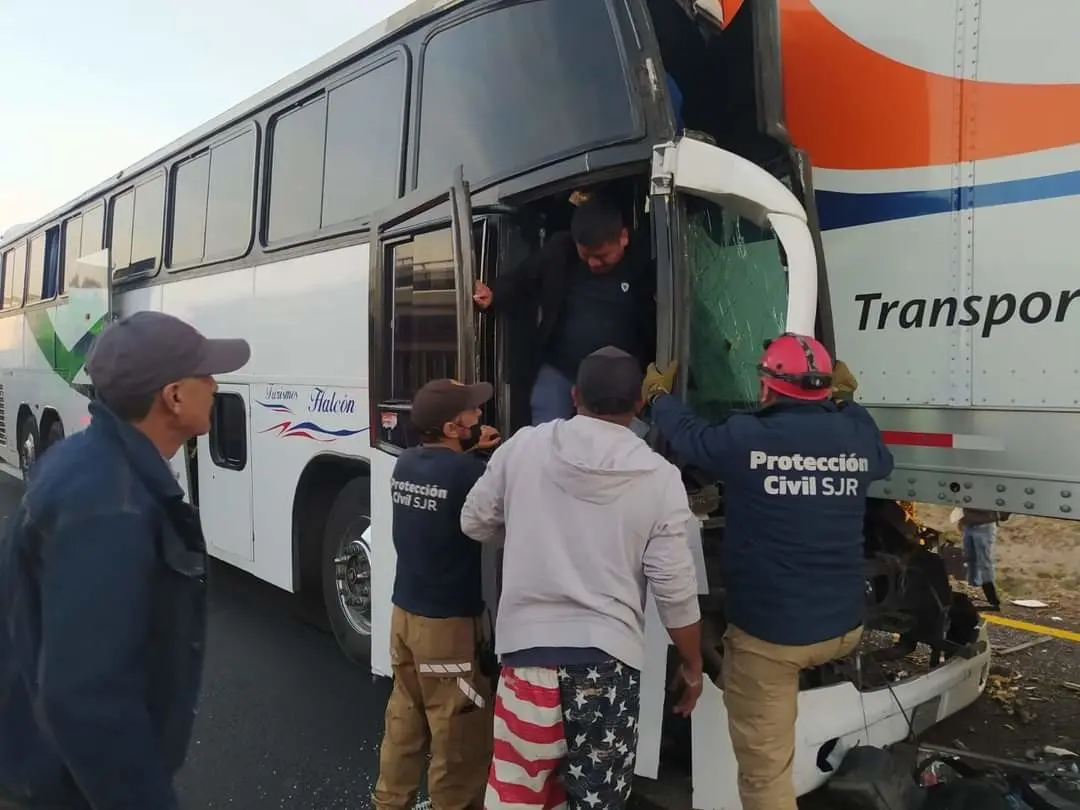 Autobús duranguense se accidentó en la carretera México-Querétaro. Foto: Twitter/ @TrianguloRojo01.