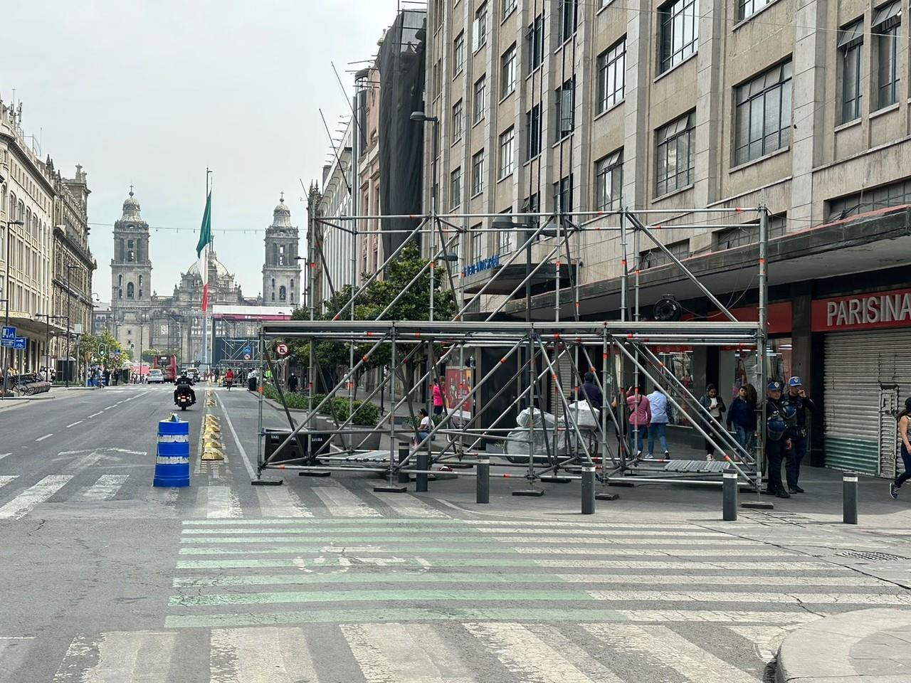 En la avenida 20 de Noviembre y Pino Suárez, en donde se instalaron seis estructuras metálicas, obstaculizan no solo las banquetas sino que además, afectan el tránsito habitual de las ciclovías. Foto: Ramón Ramírez.