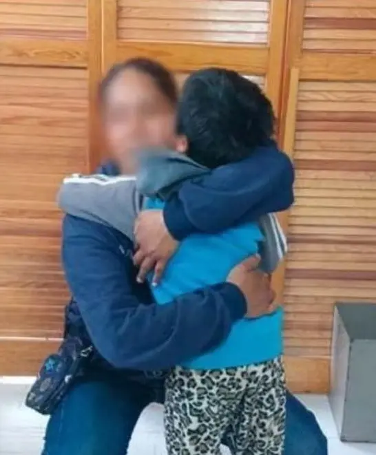 Una madre de familia se reunió con su hijo, quien había sido retenido por su papá en una casa en Metepec. Foto: Cortesía