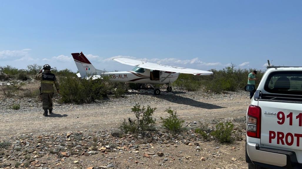 Realiza avioneta aterrizaje forzoso en terreno baldío de Zuazua, Nuevo León