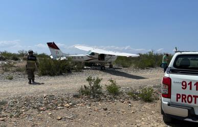 Realiza avioneta aterrizaje forzoso en terreno baldío de Zuazua, Nuevo León