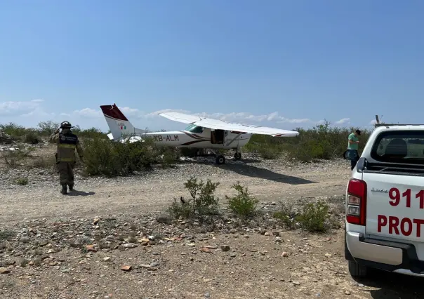 Realiza avioneta aterrizaje forzoso en terreno baldío de Zuazua, Nuevo León