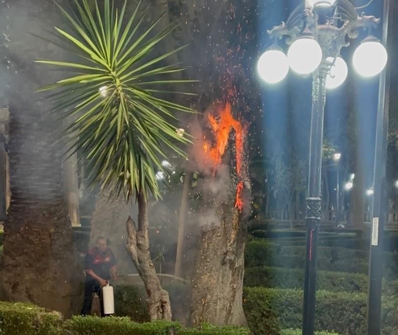 De esta emergencia no se reportaron personas lesionadas y los policías ya rastrean al o los presuntos responsables de haber provocado este incendio. Foto: Ramón Ramírez