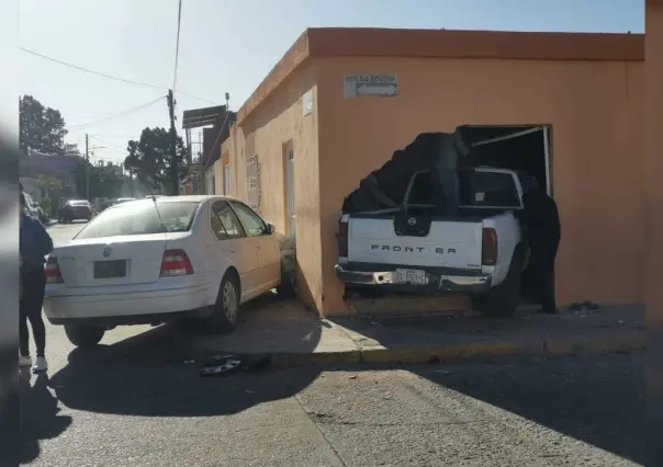 Camioneta termina dentro de una casa por aparatoso accidente en Durango